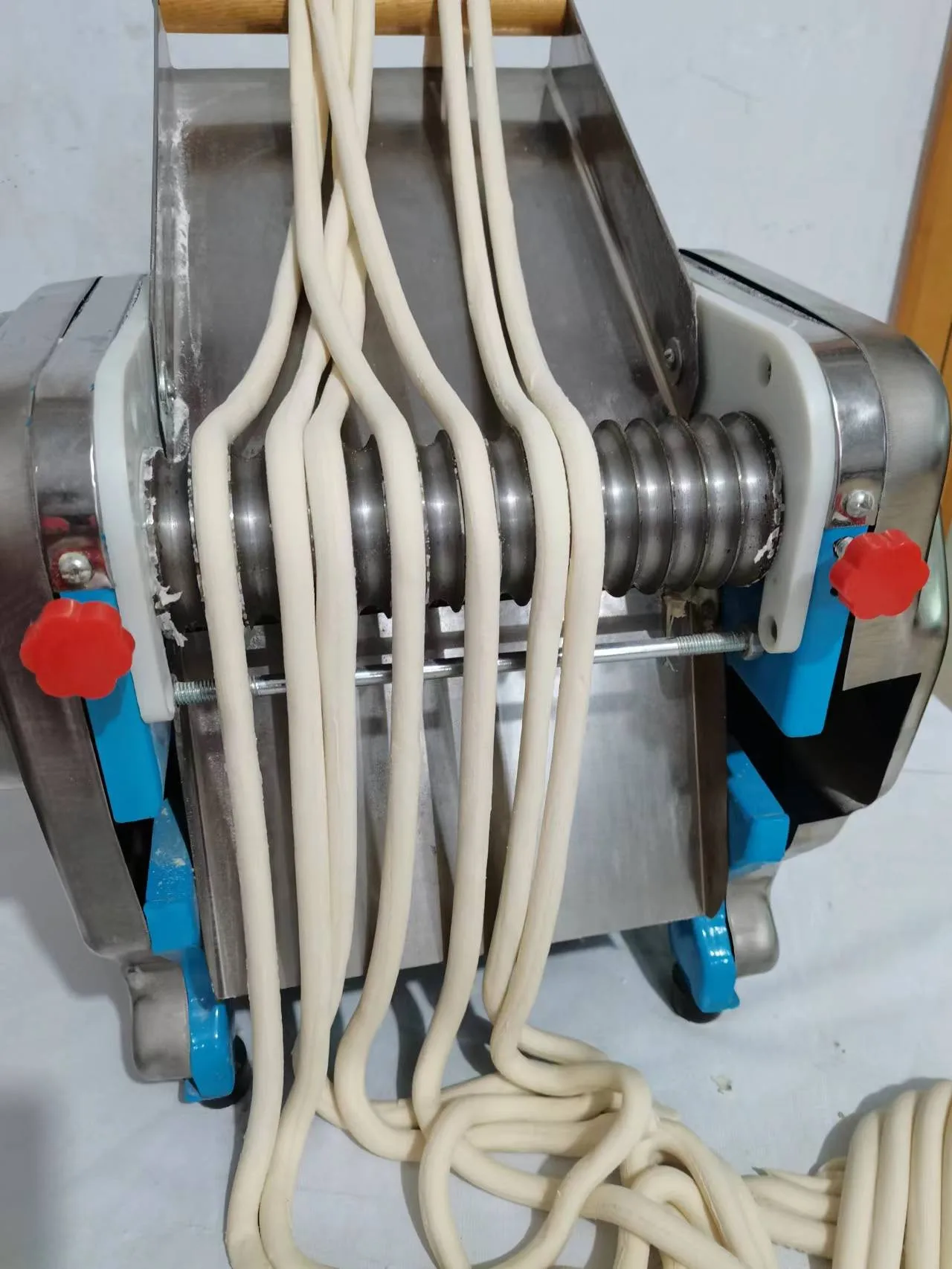 Manual 110V 220V Small Tapioca Ball Rolling Machine Taro Ball Making Machine For Bubble Tea Cassava Dough Ball Cutter