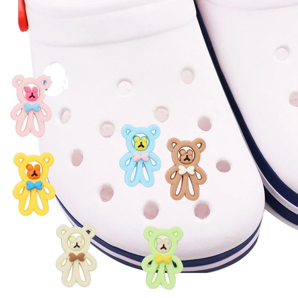 Mix 50 stücke PVC Cartoon Tier Kawaii Bär Schuh Charms Zubehör für Jungen Mädchen Sandalen Schuhs chn allen Charms Schuhe Dekoration