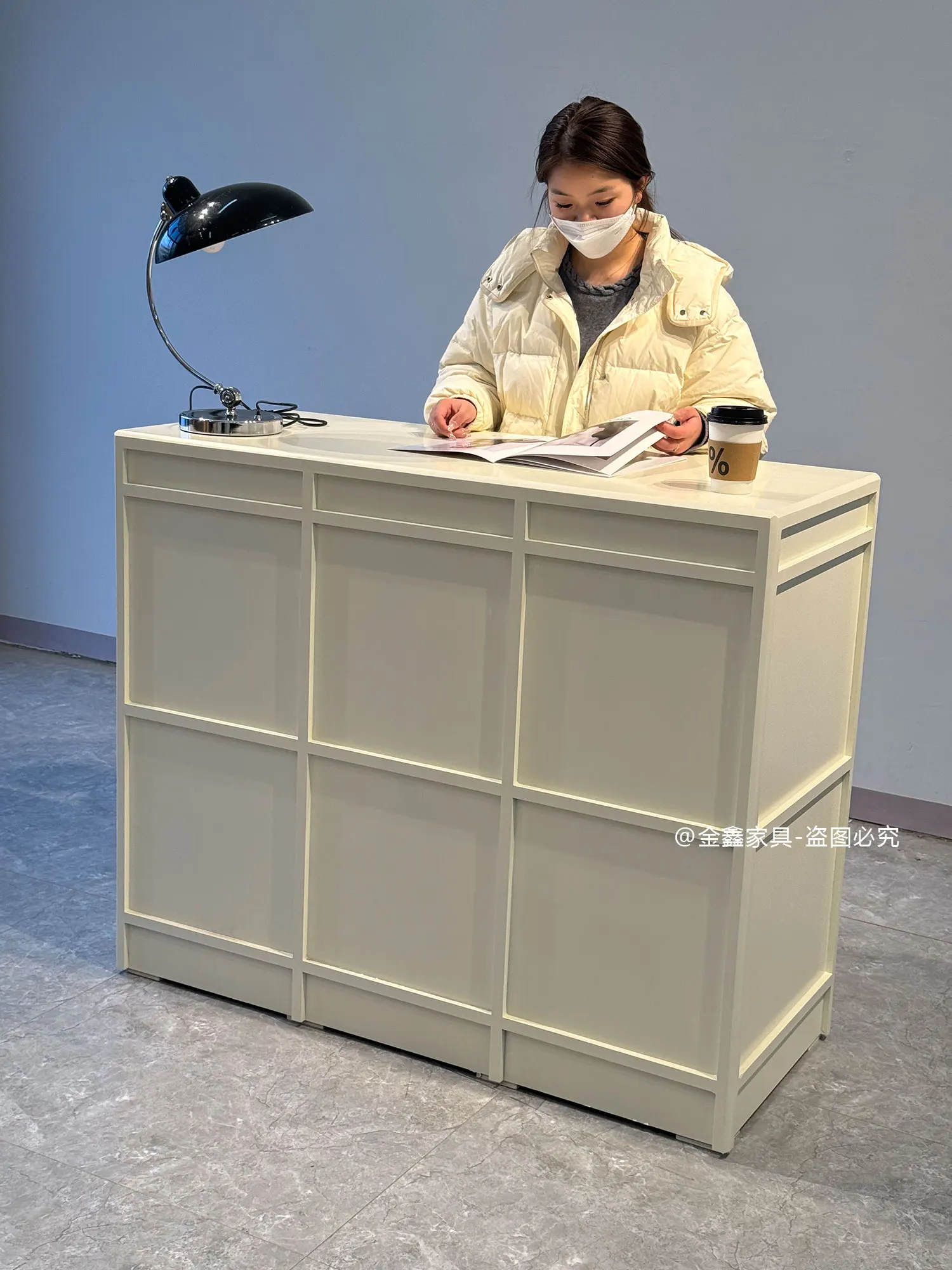 Milky white paint bar checkout page store small clothing store light luxury high sense front desk women's clothing store counter 5