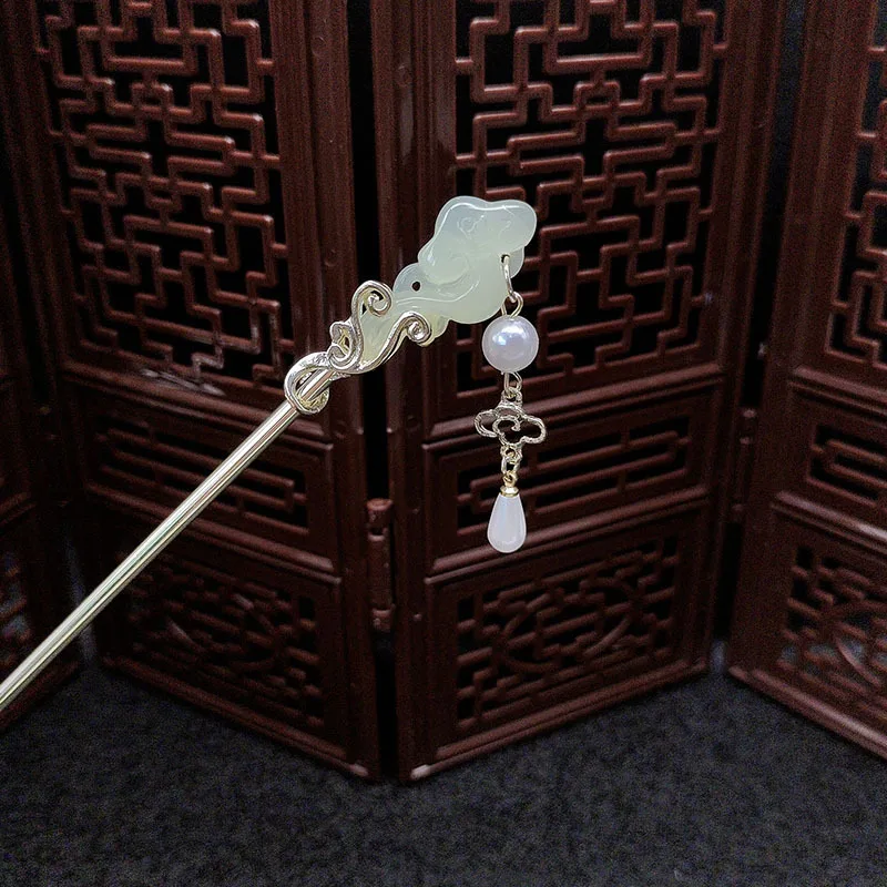 

New Chinese-style design Xiangyun Jade Ruyi hairpin, high-end coiled hairpin for women, flower tassel hair accessory