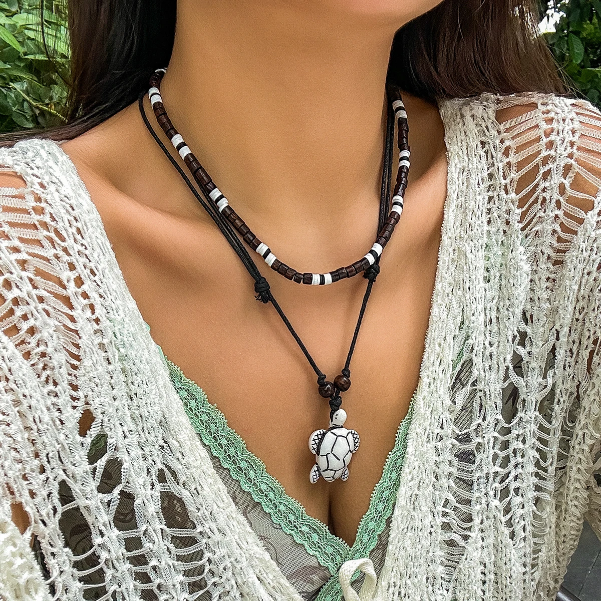 Vintage Rope and Beads Chain with Turtle Pendant Necklace for Women Layered Wood Beads Choker Necklace on Neck Accessories Gifts