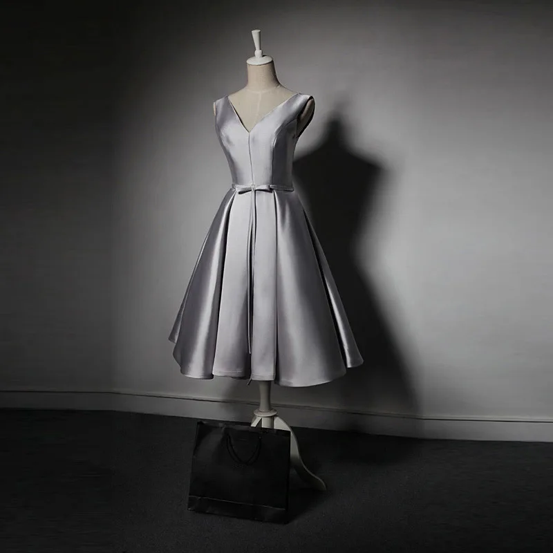 ชุดราตรีสีเงินเทาแบบกำหนดเอง A879 ชุดเดรสออกงานสำหรับผู้หญิง ดีไซน์หวานละมุน ทรงวีคอ ผ้าซาติน เหมาะสำหรับงานพรอมหรืองานแต่งงาน