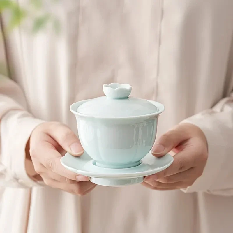 

140ml Japanese Petals Ceramic Tea Tureen Sweet White Porcelain Tea Bowl with Lid Cover Bowl Tea Maker Gaiwan Kung Fu Teaware Set