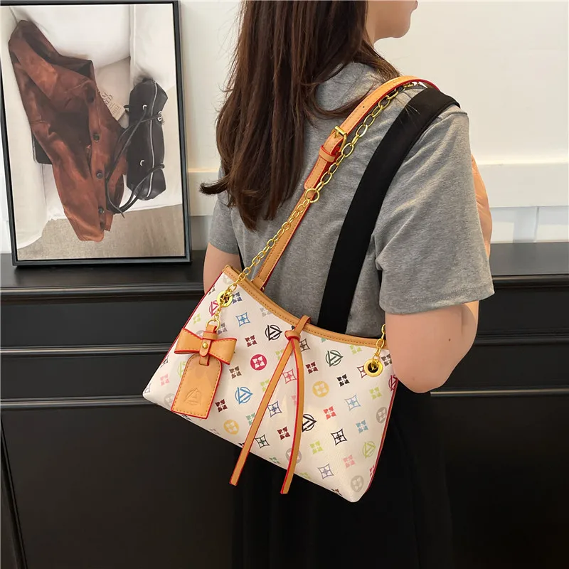 

Стильная уникальная минималистичная сумка через плечо для женщин, винтажная кожаная однотонная сумка большой вместимости, модная модная сумка с буквенным логотипом