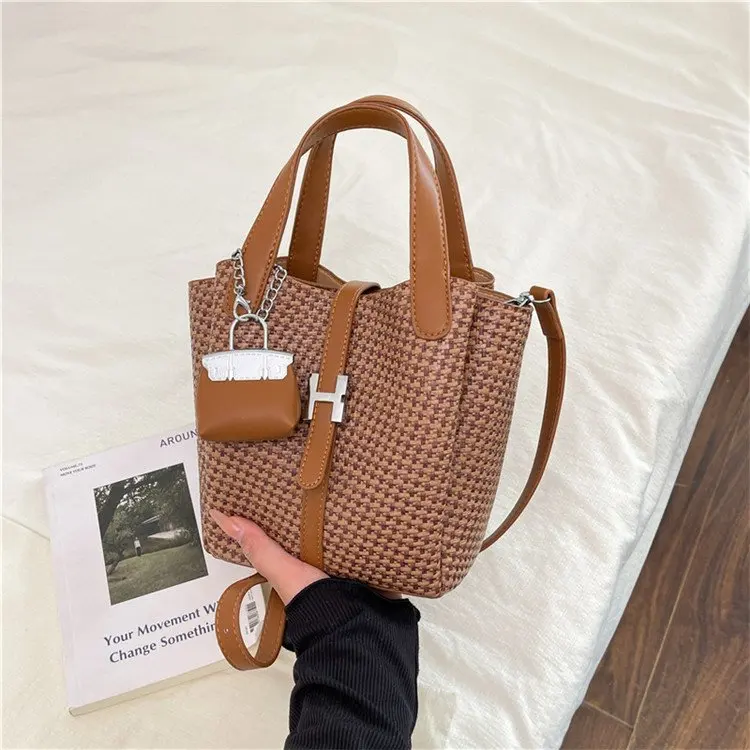 

Women's Luxury Handbag 2026 New Arrival Metal Buckle Charm Detail Elegant Multi-Color Shoulder Purse