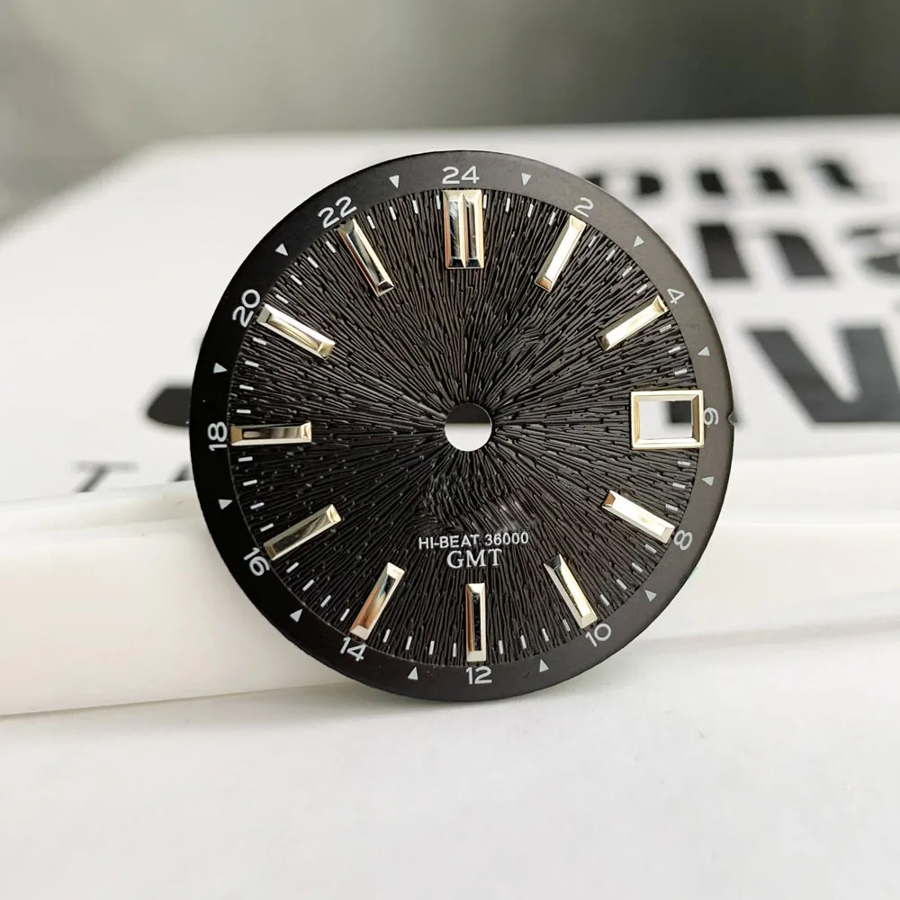 The new NH34 dial has a 28.5mm sand line striped nail surface Grand suitable for GMT four needle retro NH34 mechanical m