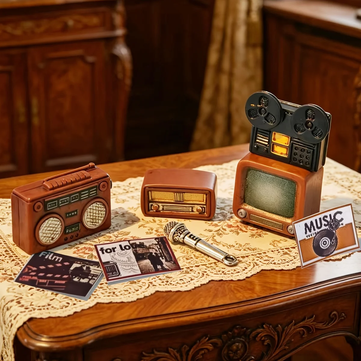 8-teiliges Retro-Miniatur-Audio-Video-Set, Projektor, Fernseher, DVD, Radio mit Mikrofon, Vintage-Puppenhaus-Filmszenen-Dekor, Sammlerstück-Geschenk – Detail 4