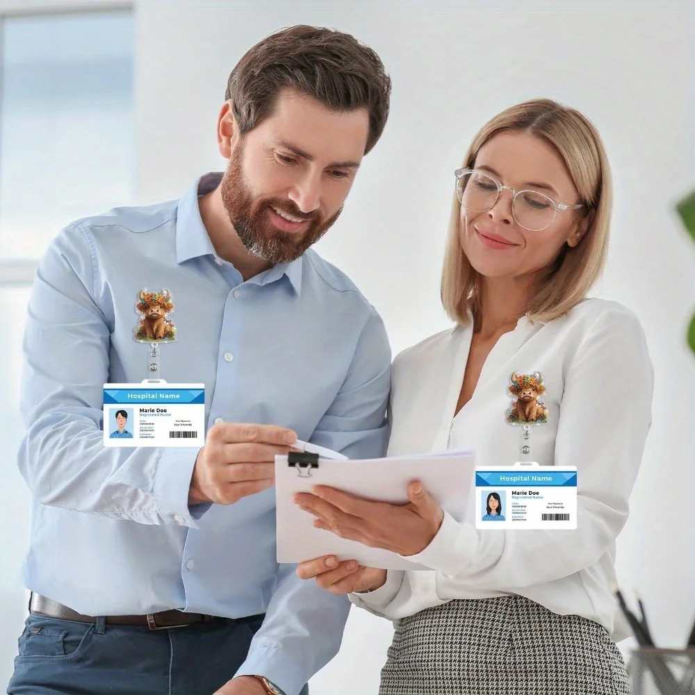 بكرة شارة بقرة المرتفعات. مشبك معرف لطيف وقابل للسحب للممرضات والأطباء والمعلمين والطلاب.