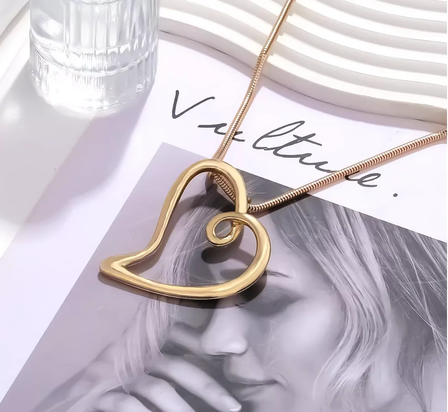 Europe and the United States big-name design metal retro cold wind simple heart-shaped necklace temperament fashion Joker earrin