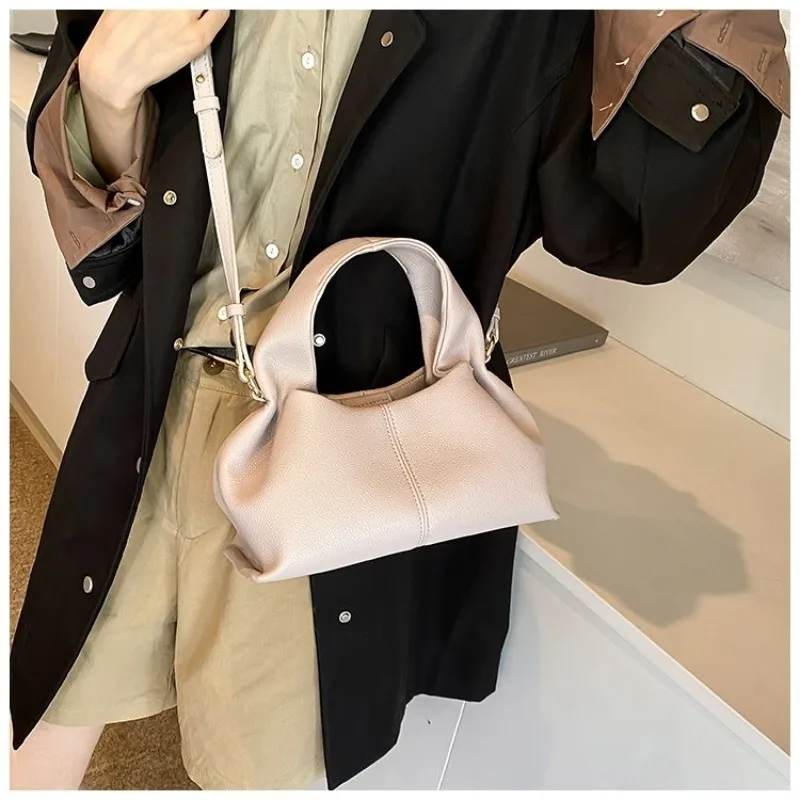 Mini-Halbmond-Umhängetasche, kompakt & stilvoll mit Wildleder-Finish und Bärenmotiv, kleine Kapazität für alltägliche Freizeitaktivitäten & Arbeit – Detail 22