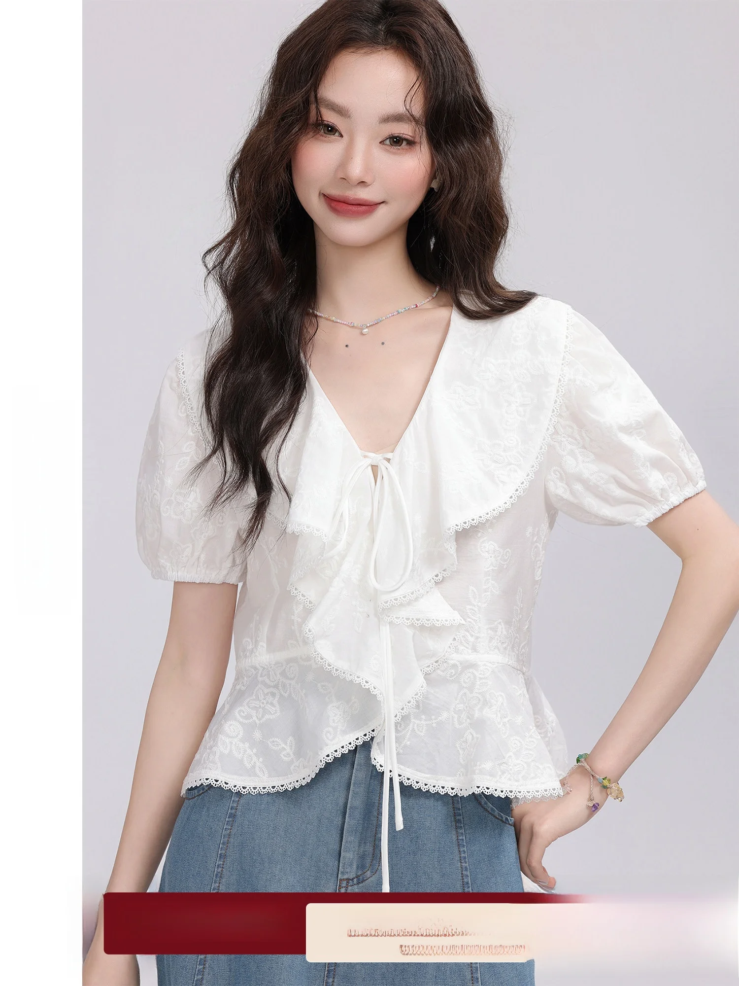 

Нежная модная белая блузка с кружевной отделкой, женская, лето 2025, новая, универсальная, из мягкого хлопка, с коротким рукавом, V-образным вырезом, прямого кроя