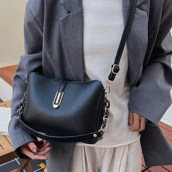 

2025 New Women's Solid Color Simple Small Bag Fashion Lock Chain Casual Versatile Shoulder Bag Messenger Bag