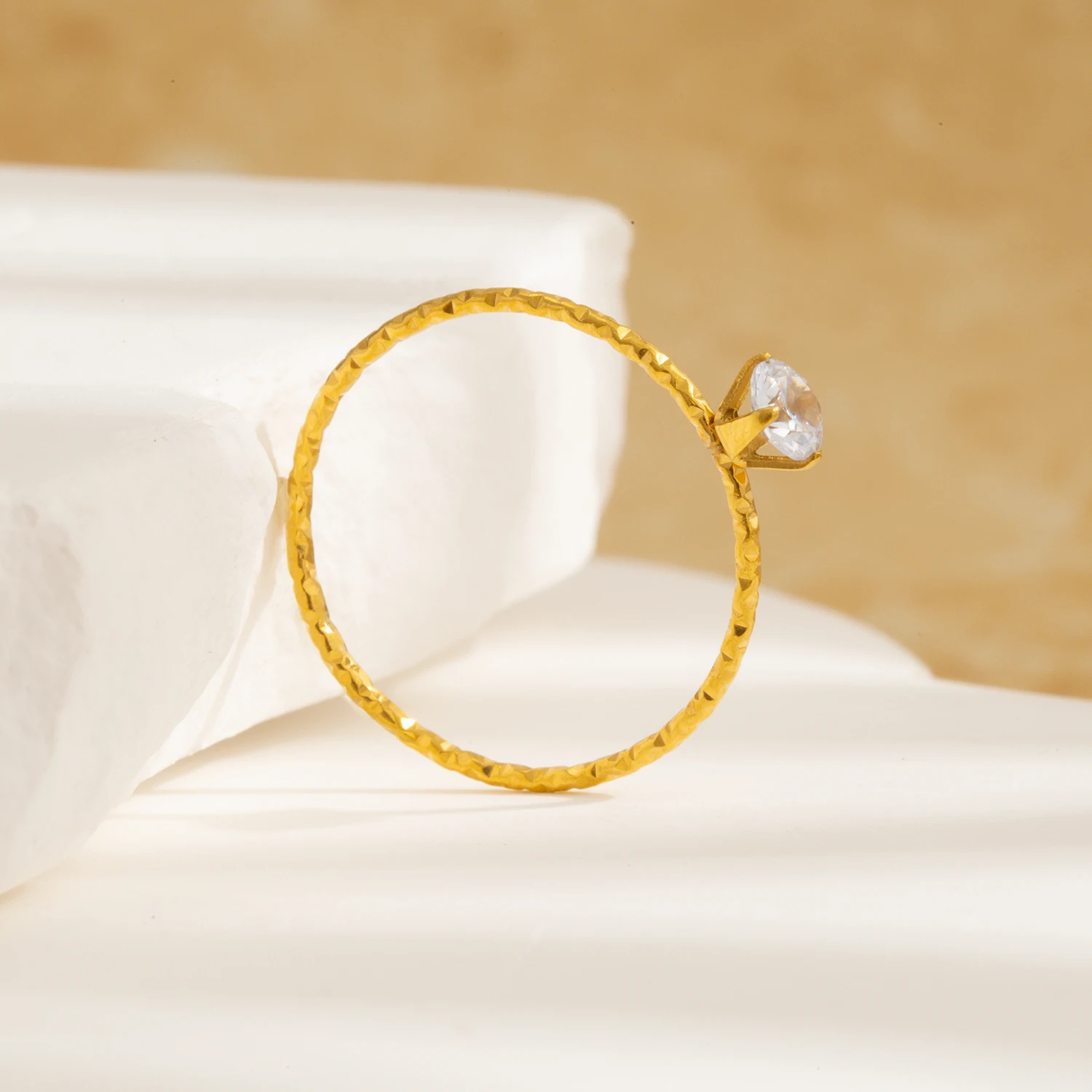 خاتم صغير رفيع للغاية للنساء، مصنوع من الفولاذ المقاوم للصدأ المطلي بالذهب الزركونيوم، مجوهرات بسيطة لا تسبب الحساسية