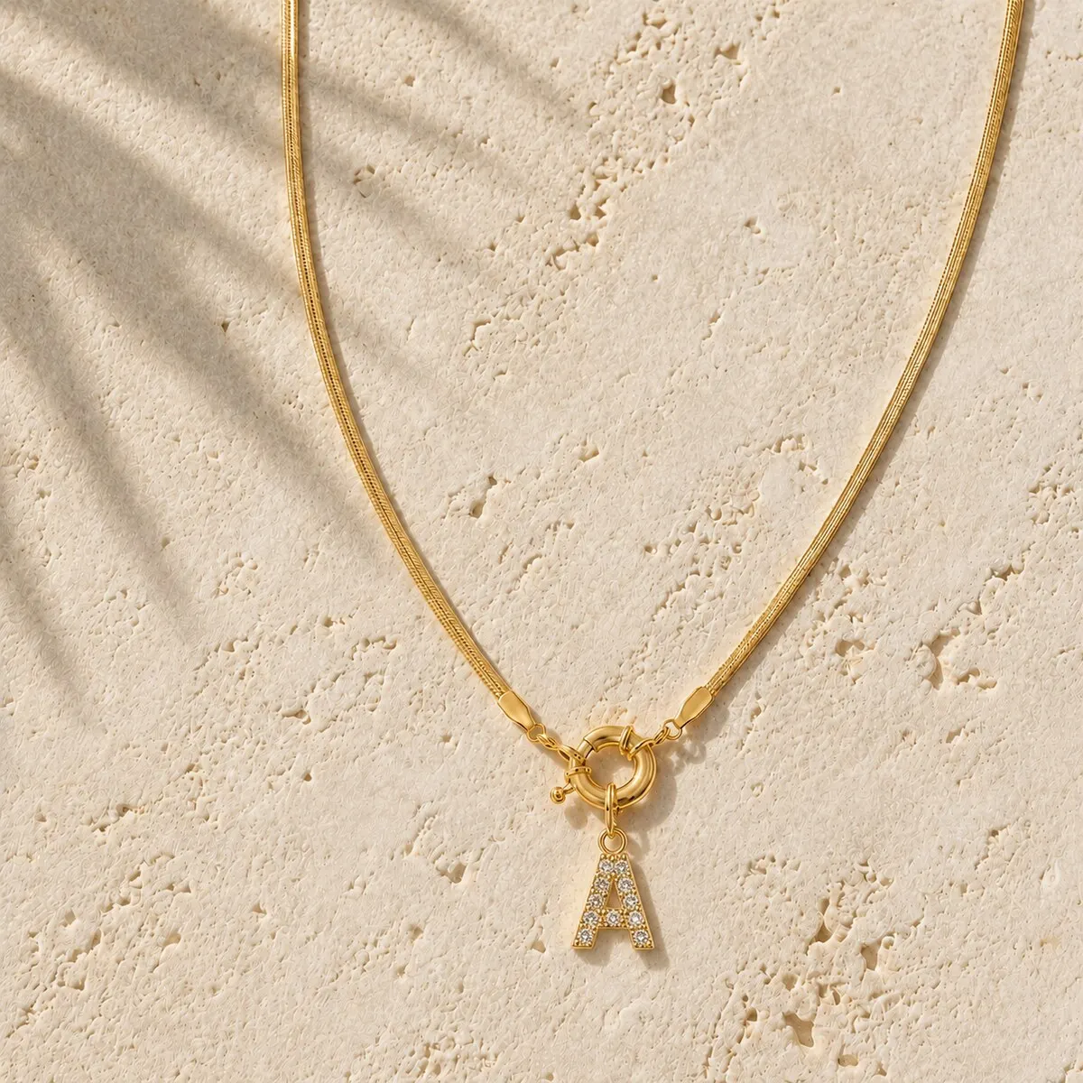 Initialen-Charm-Halskette mit Schlangenkette, vergoldet, für Damen und Herren, mit besetzten Zirkonia-Steinen als Anhänger. – Detail 5
