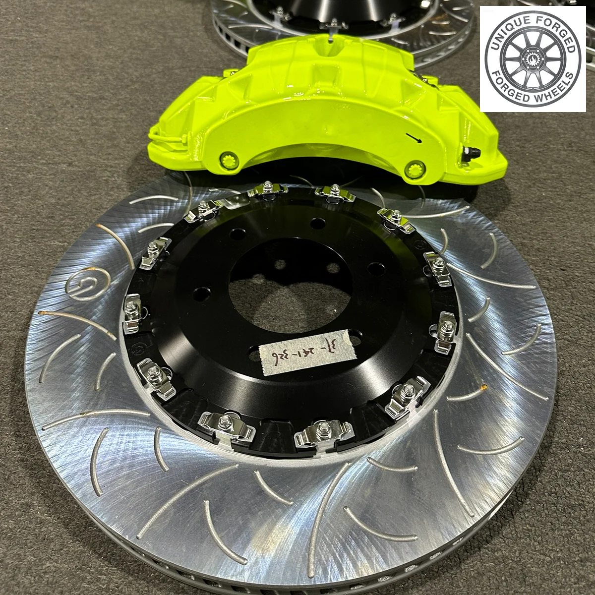 

Комплект больших тормозов для спортивных автомобилей 26 Style: 6-поршневые, перфорированные, на заказ, 355-440 мм