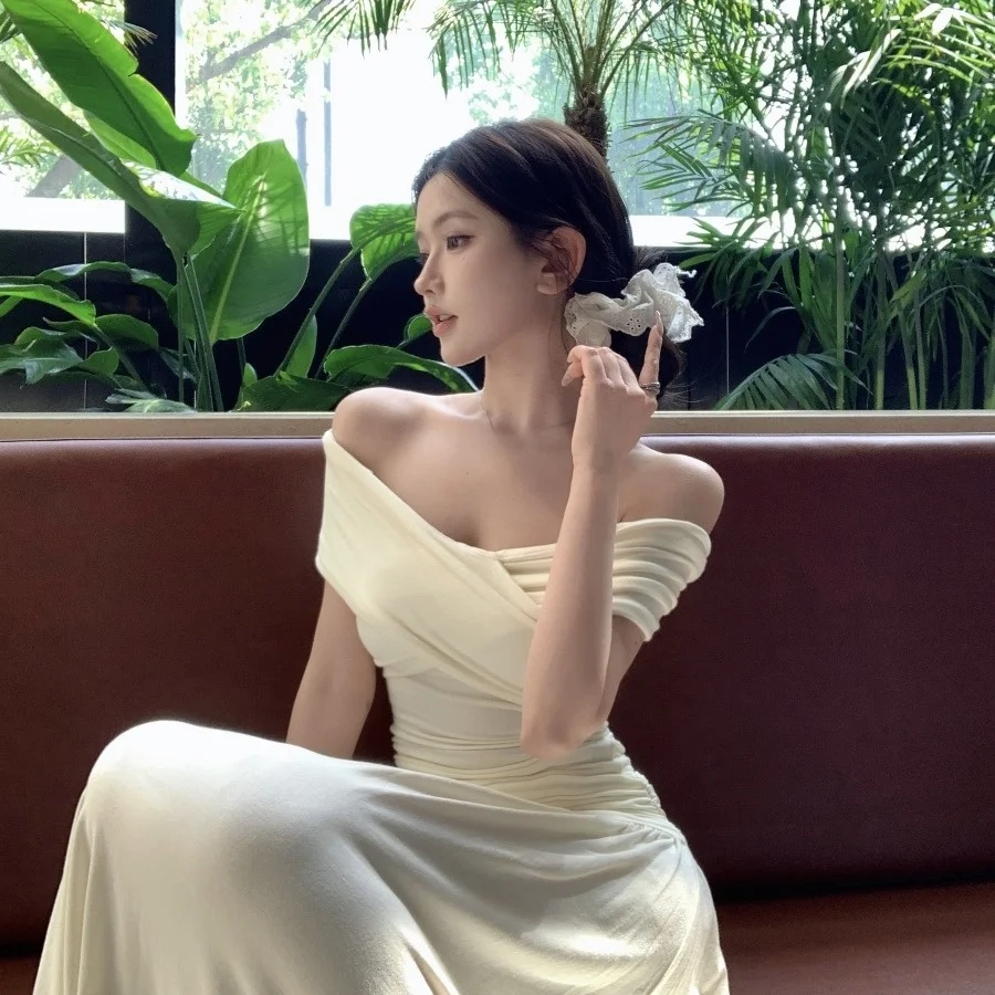 

Элегантный летний вязаный комплект-платье 2026 с эластичным дизайном на одно плечо, стройнящий силуэт, модный и стильный для молодых женщин