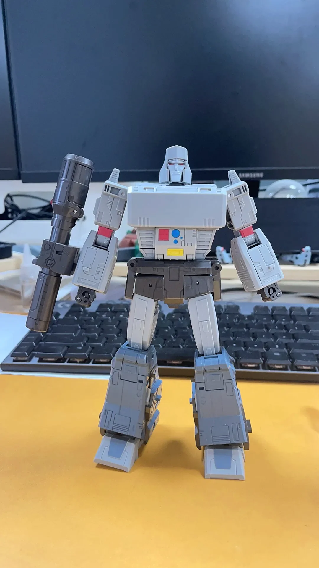 Giocattolo di trasformazione ST04 Kit modello di assemblaggio Trasformare serbatoio Action Figure Bambole Decorazione da scrivania Statua Giocattoli Regali di compleanno per bambini