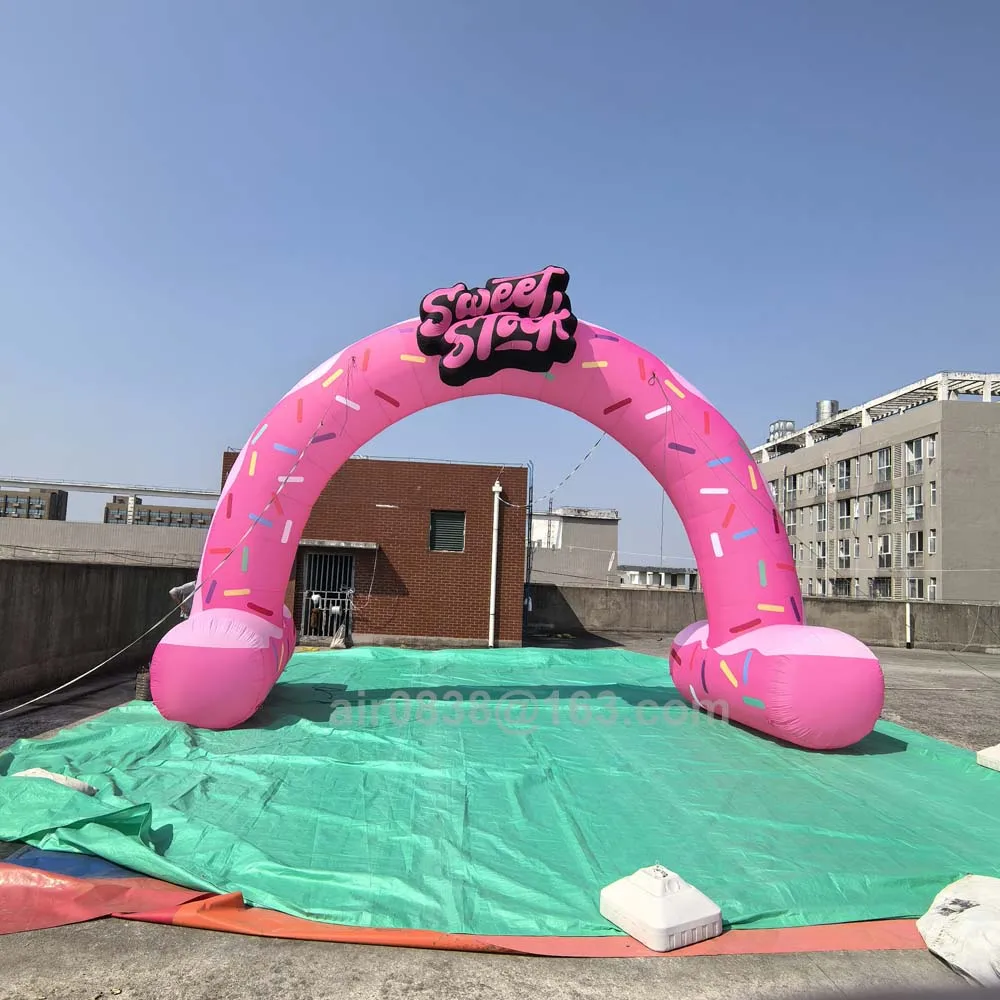 ที่กําหนดเองสีชมพู Inflatable วันเกิด Party Arch พร้อมเครื่องเป่าลม Air Blow Gate Candy Donut Inflatable Archway สําหรับกิจกรรมกลางแจ้ง