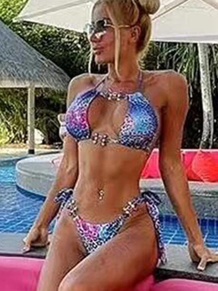 Bikini de leopardo con diamantes de imitación para mujer, traje de baño ahuecado con Tanga, conjunto de Bikini con cuello Halter, 2024