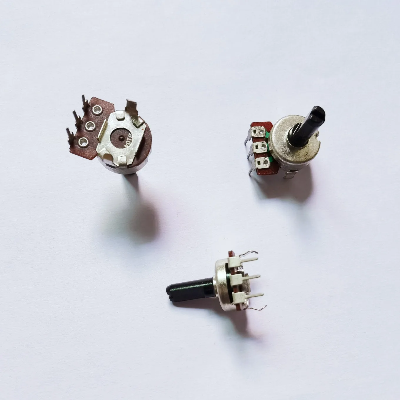 

Original new 100% 161 Type vertical single potentiometer B100K handle 15MMF white shell (SWITCH)