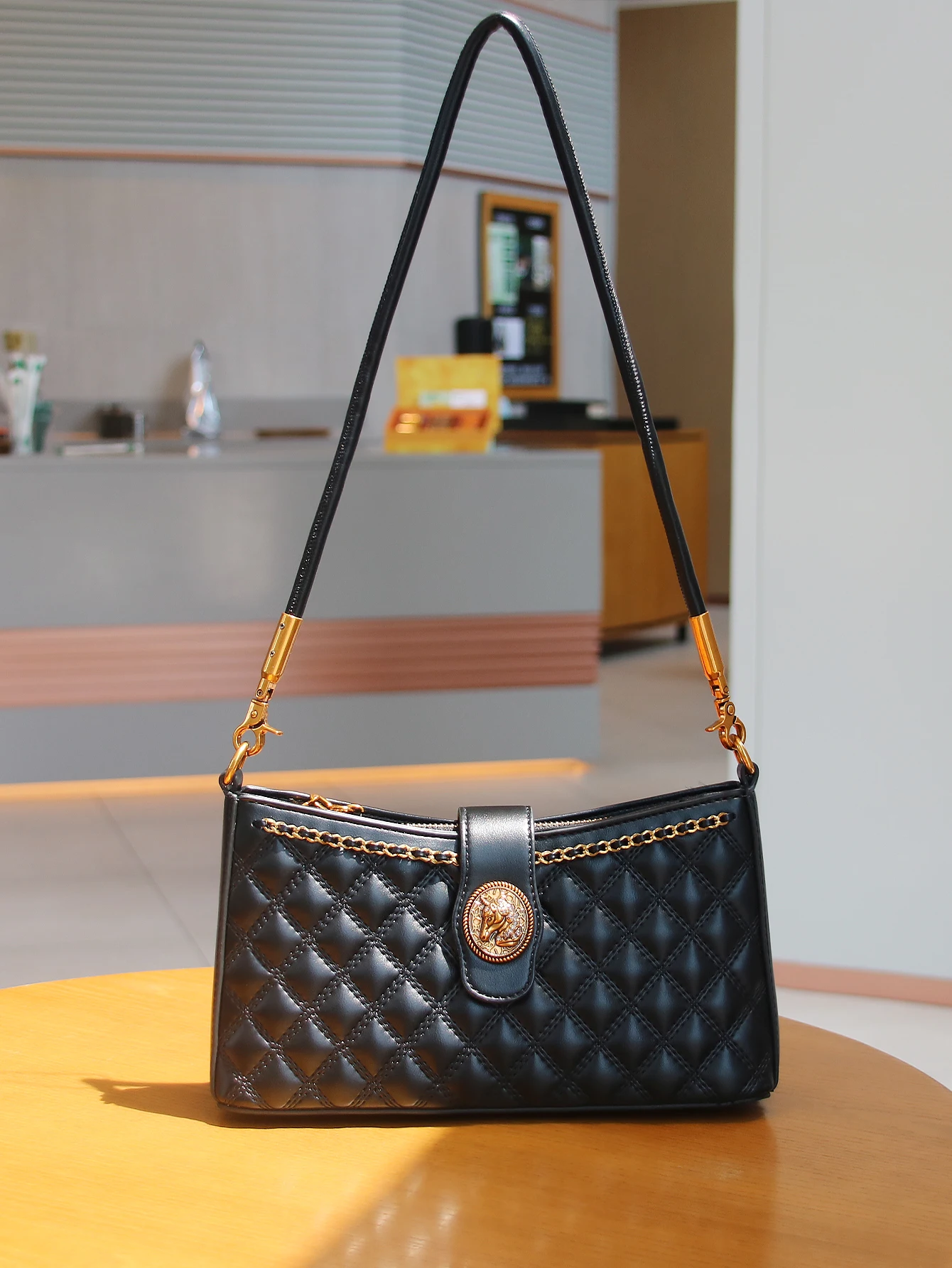 

2024 new fashion fragrance luxury chain one shoulder underarm bag diamond lattice design portable messenger bag.
