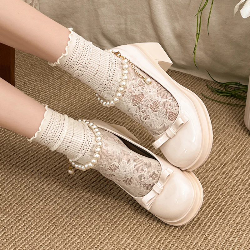 أنيقة اللؤلؤ سلسلة عالية الكعب ماري جين أحذية النساء 2025 Bowknot كعب سميك مضخات امرأة جولة الرقبة براءات الاختراع والجلود أحذية الحفلات