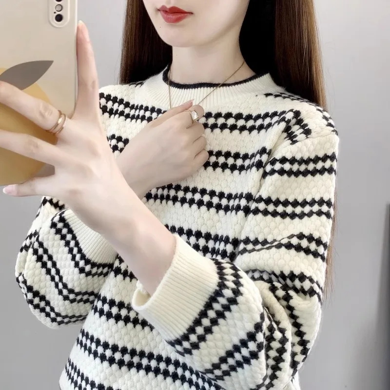 เสื้อไหมพรมถักทรงหลวม แขนยาว ลายทาง สำหรับผู้หญิง คอลเลคชั่นฤดูใบไม้ร่วง-ฤดูหนาว ปี 2025 เสื้อสเวตเตอร์คอเต่าแบบกึ่งสูง รุ่นใหม่