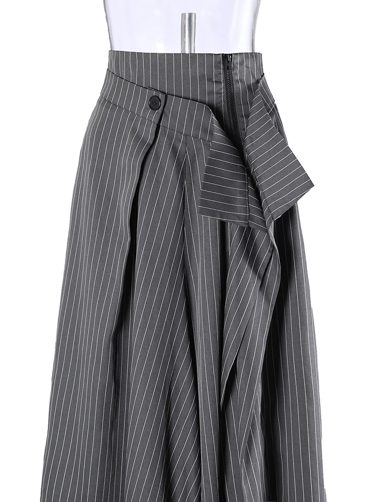 [EAM] High Waist Gray Striped Irregular Pleated Elegant A-line Half-body Skirt Women Fashion Tide New Spring Autumn 2026 1DJ7864