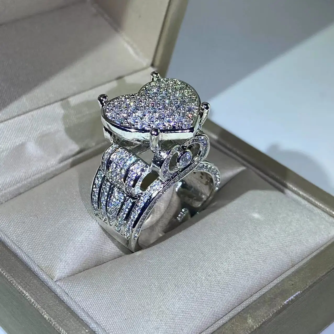 

Новое серебро 925 пробы Изысканное кольцо с большим сердцем 5A CZ Micro Pave Кольцо с кубическим цирконием Полностью Iced Out Bling Хип-хоп Панк Мужчины Женщины Ювелирные изделия