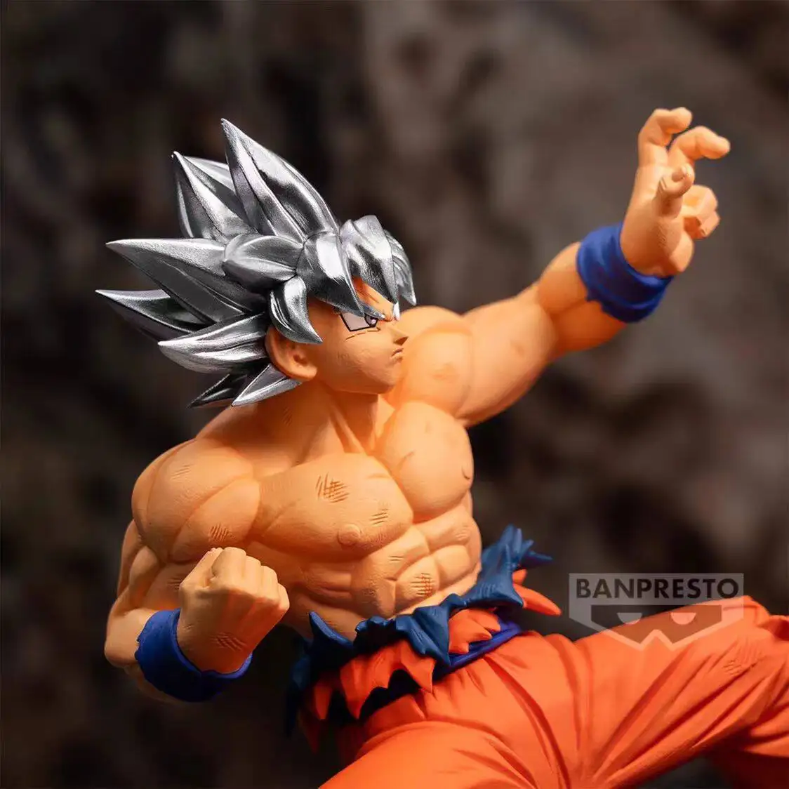 

Original BANDAI Dragon Ball Anime Son Goku White Hair Action Figurine Toys PVC Model Figuarts Collection Decoration