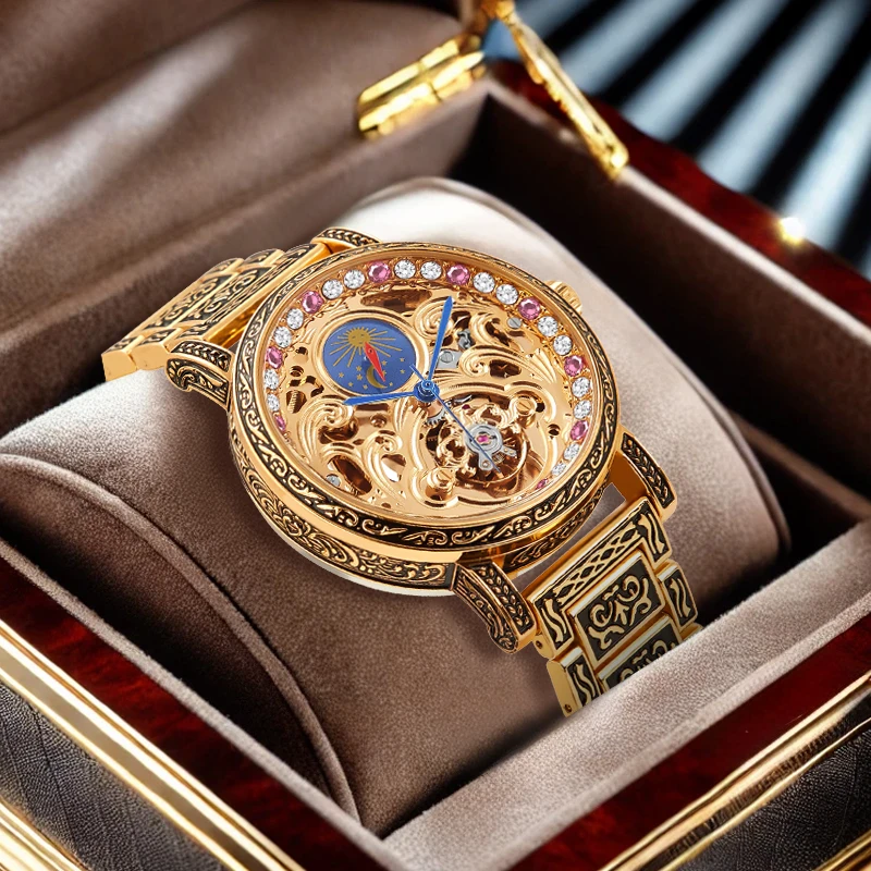 

Мужские полностью автоматические механические часы с модным спортивным скелетом и черным и золотым стальным ремнем.