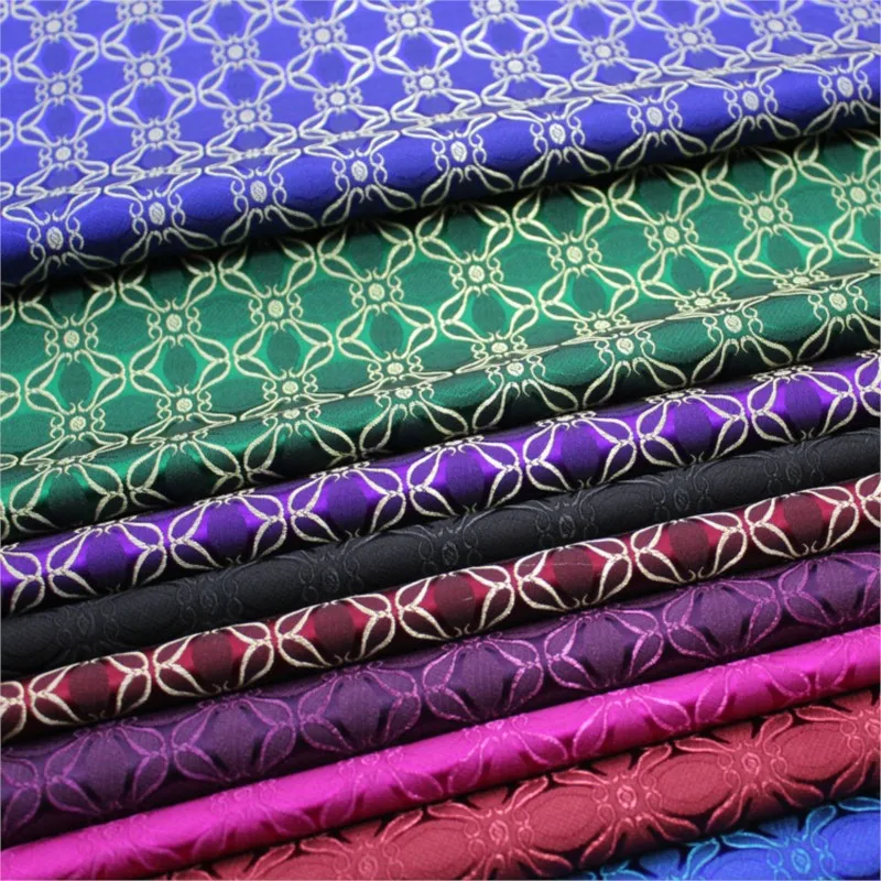 Чонсам этнический костюм изготовлен из тканой шелковой ткани и украшены жаккардовой парчой ручной работы.