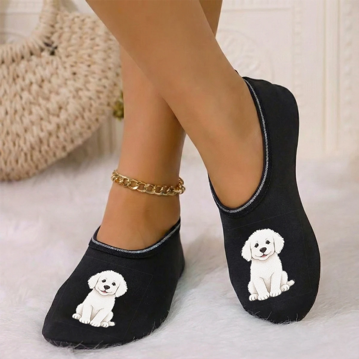 شبشب نسائي لطيف مطبوع عليه كلب من جلد الغزال يسمح بمرور الهواء ومرونة عالية للاستخدام الداخلي ومضاد للانزلاق