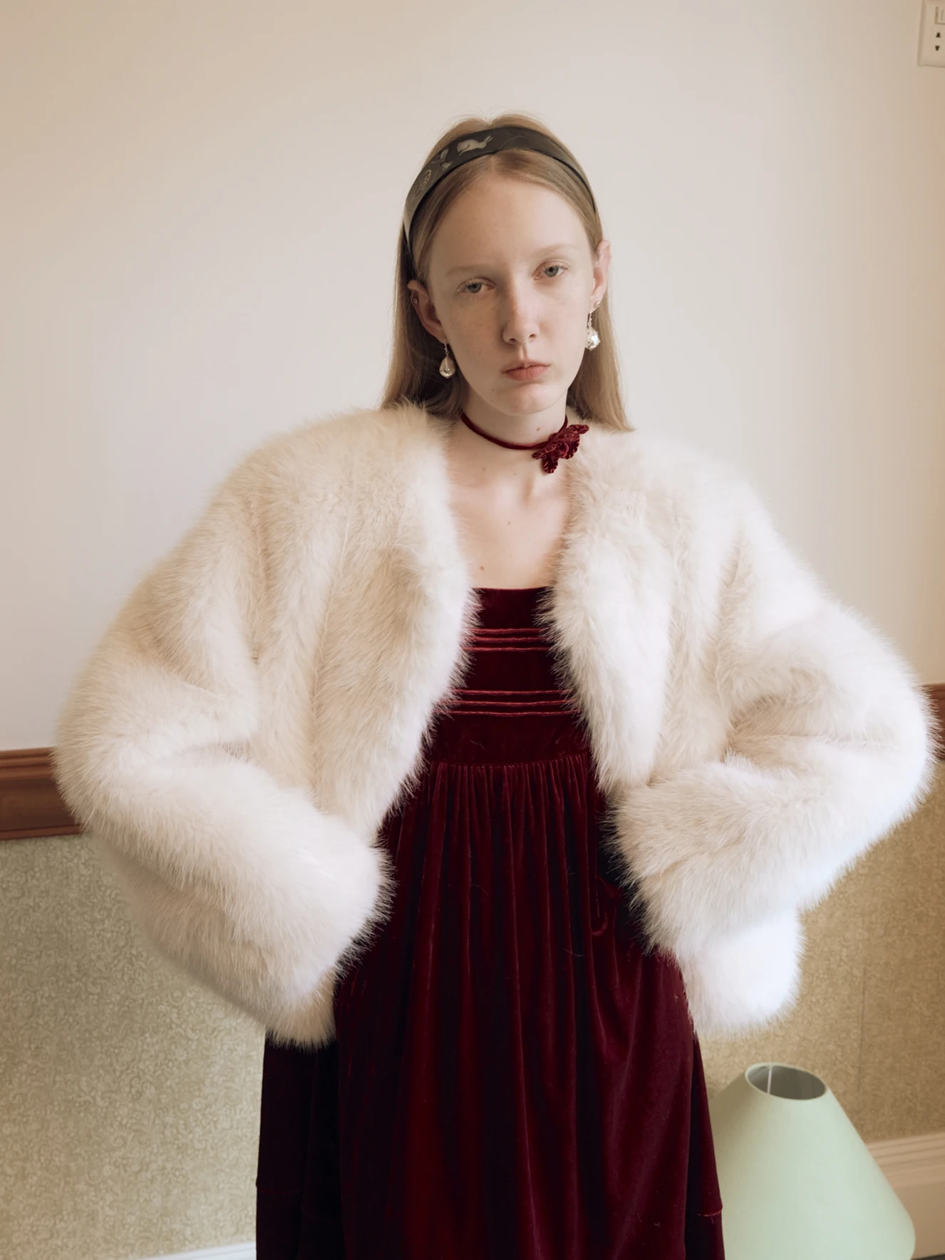 

Эко-шуба Ele White Long Fur MintCheese "Snow" для молодых женщин: тепло и комфорт гарантированы, полиэстер.