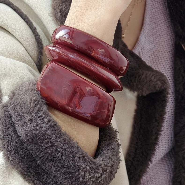 conjunto-grande-de-pulseiras-de-acrilico-com-padrao-de-marmore-vermelho-retro-irregular-e-largo-design-Unico-estilo-europeu-fashionavel