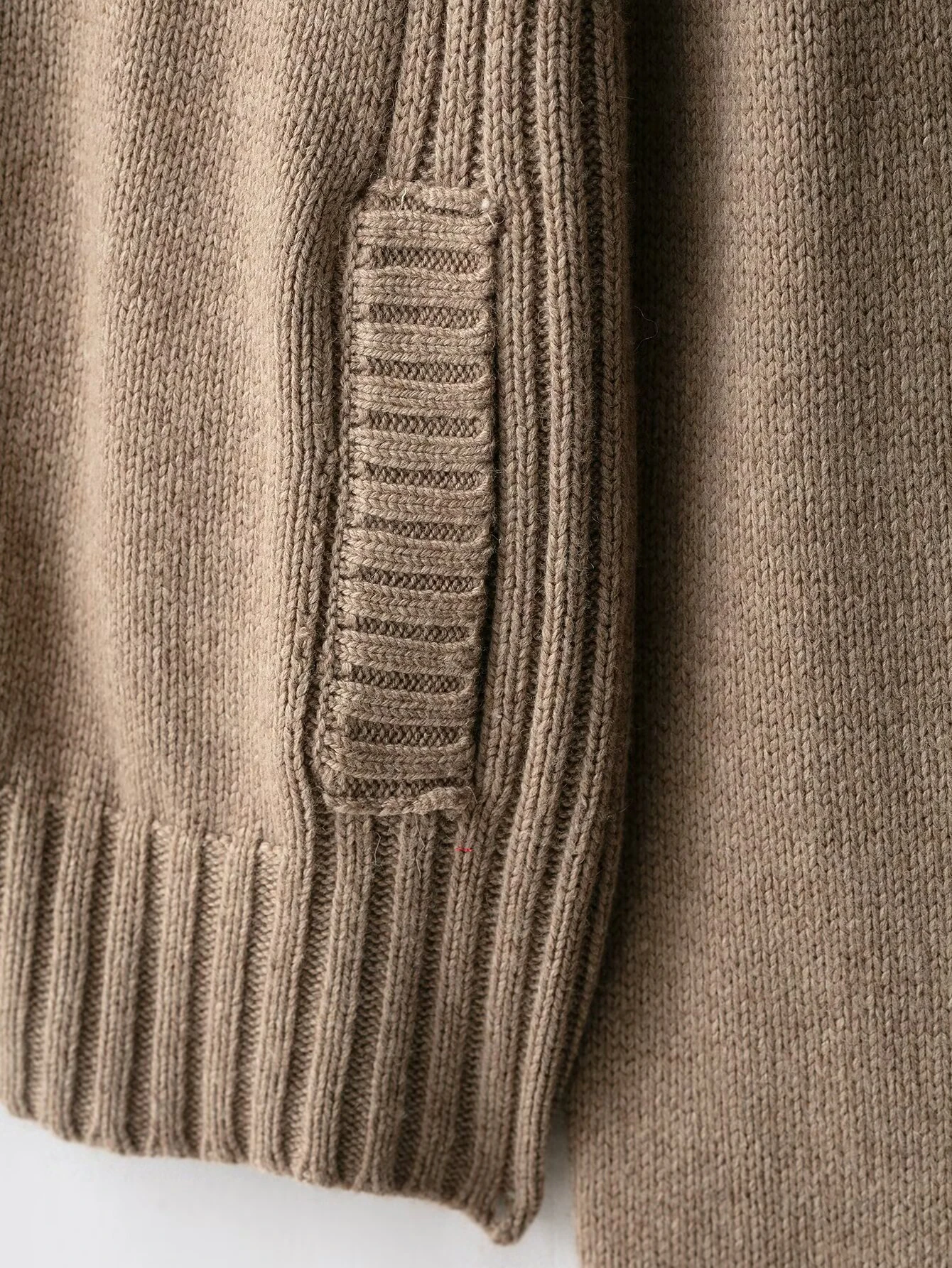 النمط الأوروبي والأمريكي 2025 الشتاء الملابس النسائية الجديدة كسول نمط الرجعية الوجه طوق مضلع الحدود سترة متماسكة سترة