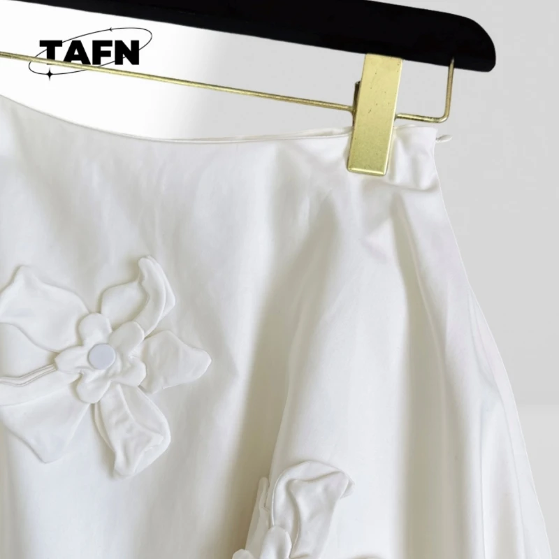 พิมพ์พื้นผิวขั้นสูงกระโปรงมินิเจ้าชู้ที่สวยงามพร้อมรายละเอียดระบาย – สนุกและเป็นผู้หญิงสําหรับแฟชั่นฤดูร้อน AE0211