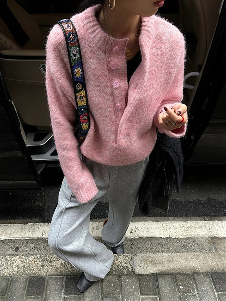 เสื้อสเวตเตอร์ถักคอเปิดครึ่งตัวสไตล์เรโทรสำหรับผู้หญิง กระดุมติดแบบเรียบง่าย เสื้อไหมพรมแฟชั่นลำลองสำหรับฤดูหนาว ปี 2025