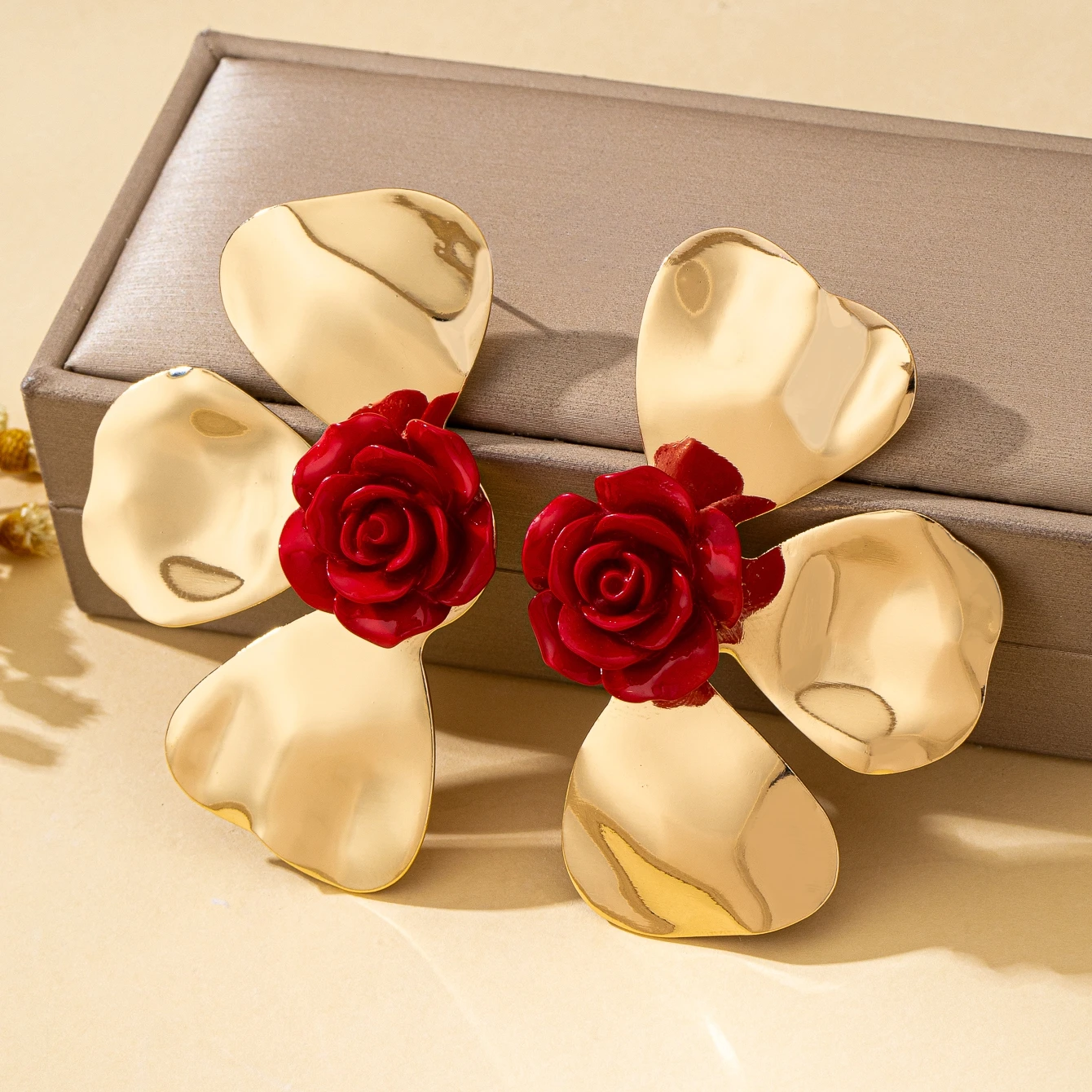 زوج من الأقراط النسائية، بتلات زهور ستيريو مبالغ فيها، أقراط ومجوهرات على طراز العطلة الجميلة، مناسبة للارتداء اليومي والعطلات