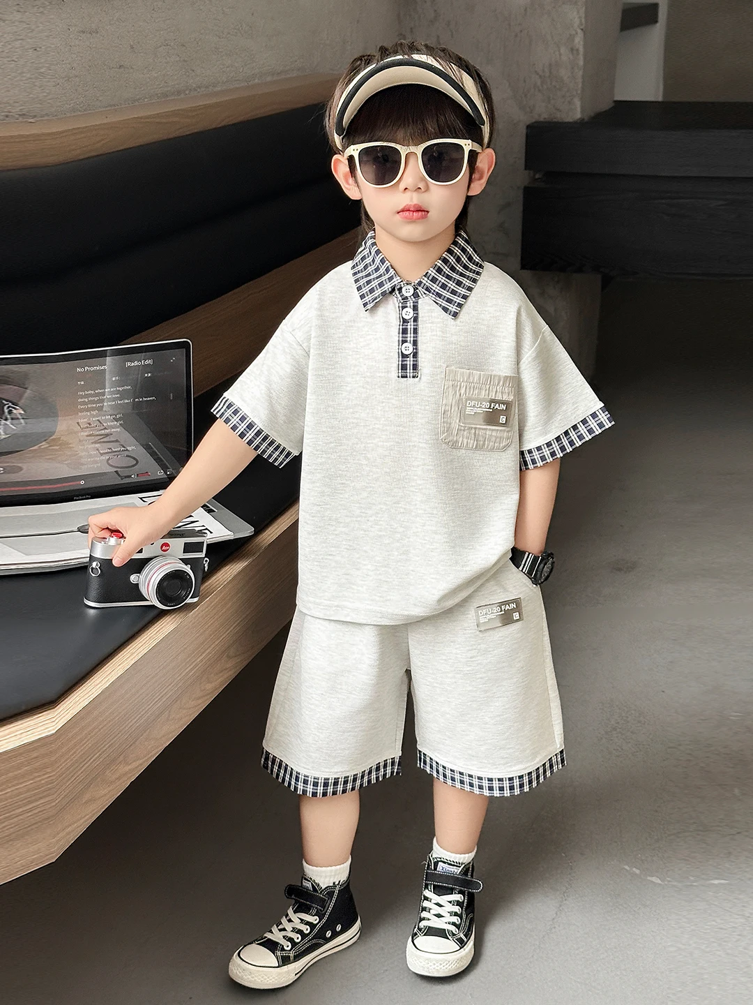 夏の新作男の子用ポロネックコットン半袖薄手スタイリッシュな小さな男の子用チェック柄カジュアルツーピースセットトレンディなユーススポーツウェア