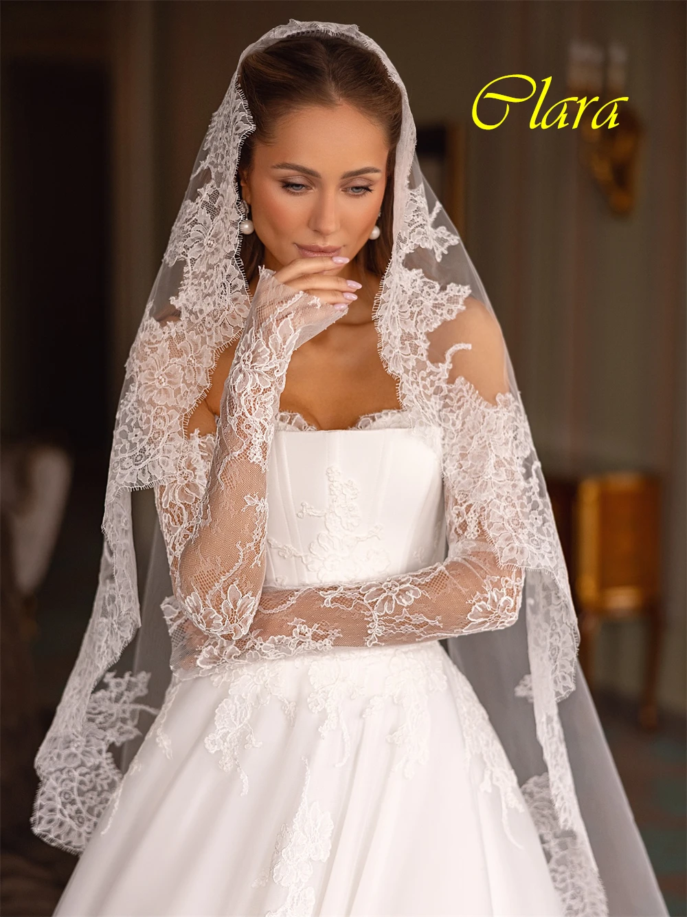 맞춤형 우아한 끈이 없는 이브닝 드레스와 절묘한 오간자 웨딩 드레스와 섬세한 민소매 특별 행사 가운