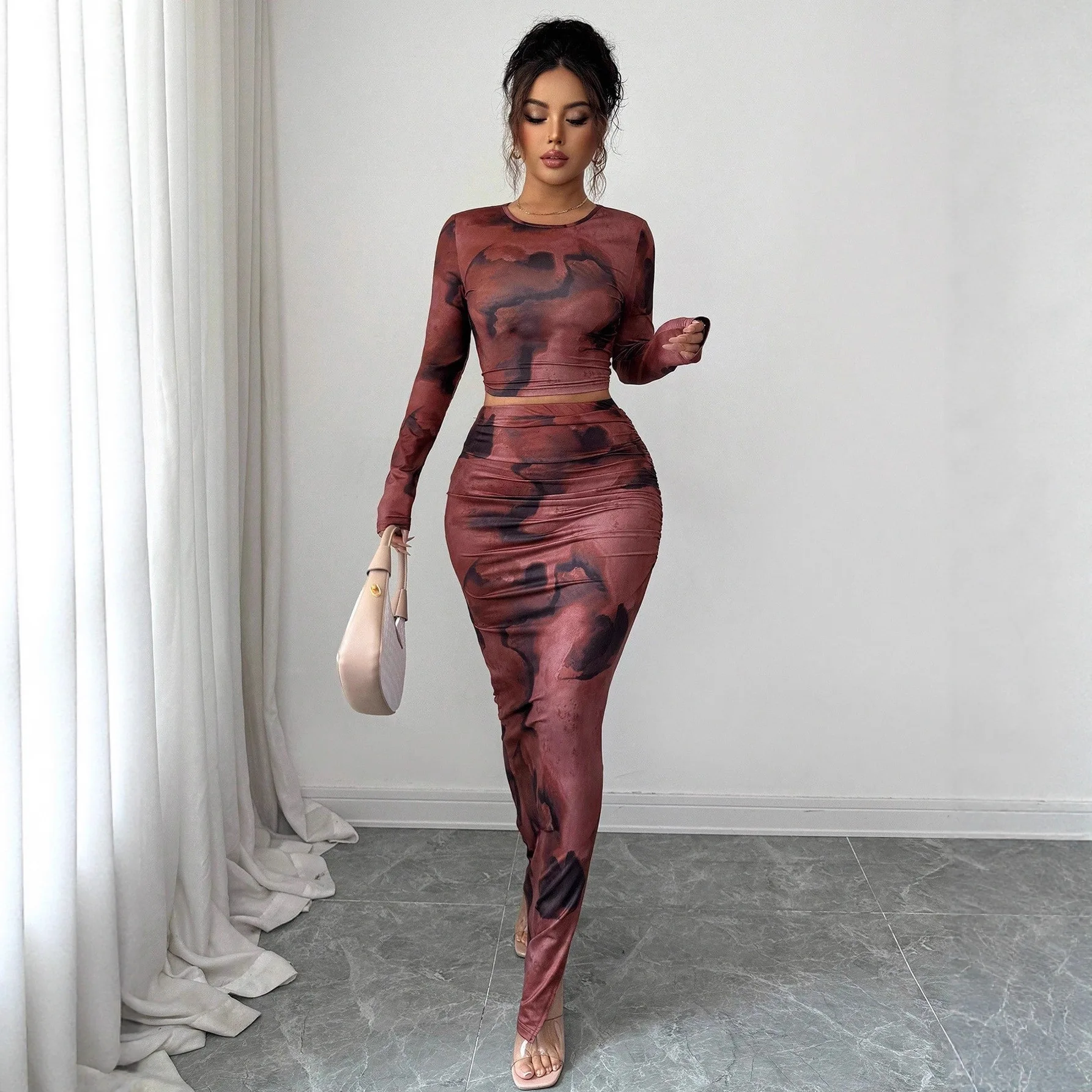 ชุดเซ็ตสองชิ้น เสื้อยืดแขนยาวและกระโปรงยาวเข้ารูป  คอลเลคชั่นใหม่ ฤดูใบไม้ผลิ 2026 เสื้อผ้าผู้หญิง