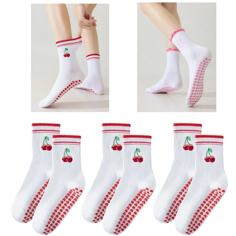 3 أزواج من جوارب اليوغا، جوارب متوسطة الأنبوبة للأطفال، تطريز الكرز اللاصق المضاد للانزلاق، التدريب الاحترافي، الجري، البيلاتيس