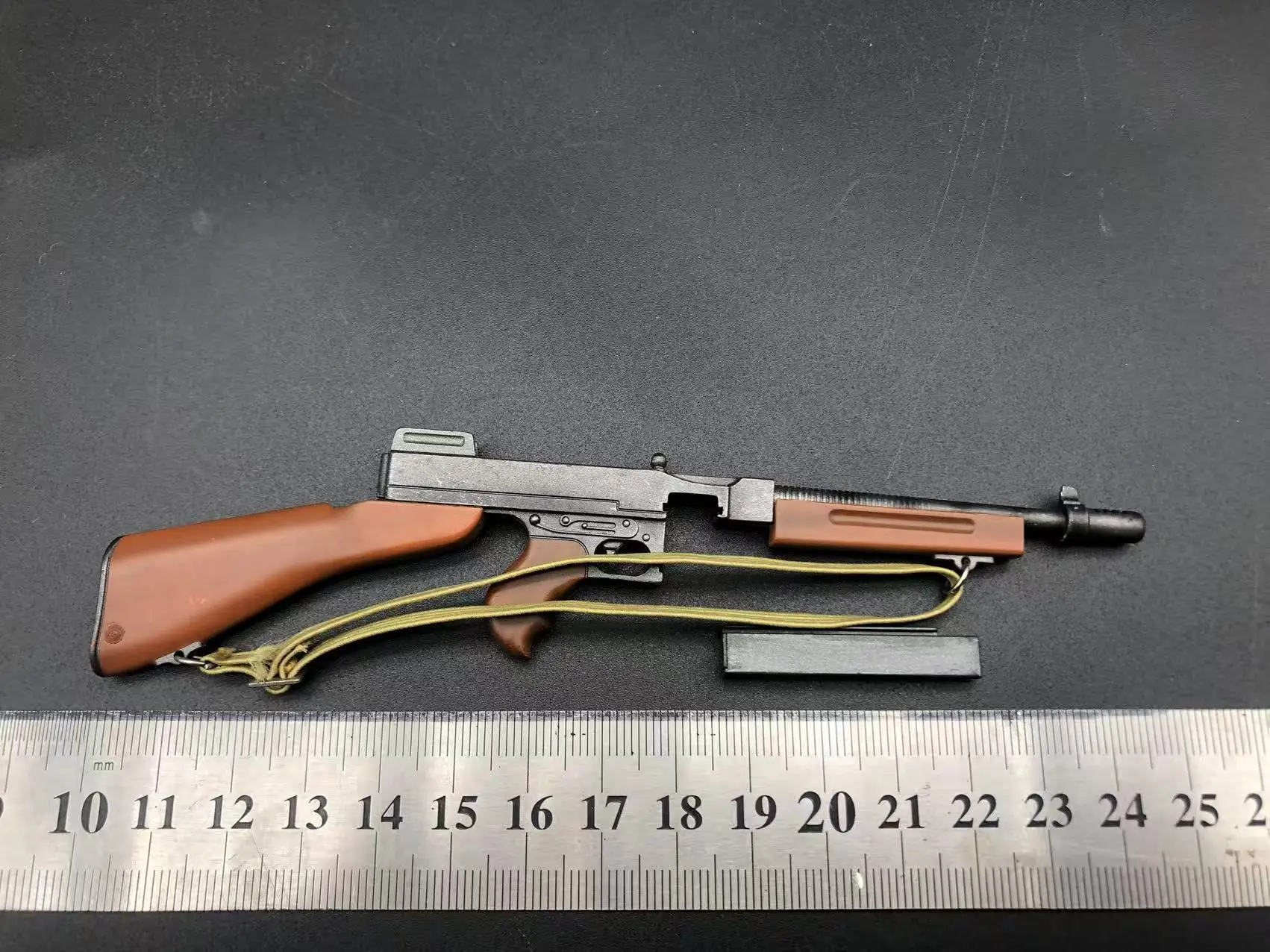 Pistola mitragliatrice Thompson in plastica in scala 176 Modello della Seconda Guerra Mondiale Pistola giocattolo soldato dell'esercito americano per giocattolo Action Figure
