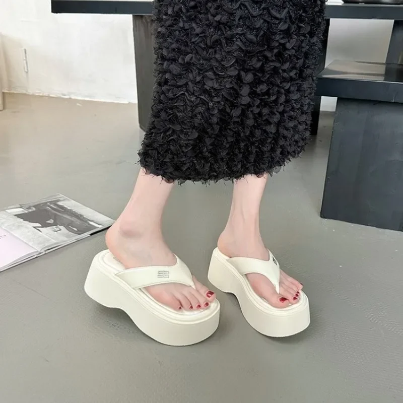 Zapatillas de espiga de suela gruesa con tacón de pendiente para mujer, zapatos de vestir exteriores, sandalias versátiles con clip, informales, a la moda, novedad de verano 2024