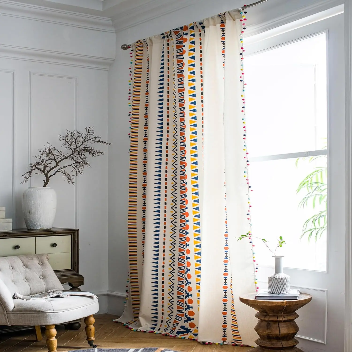 

Современные шторы в стиле бохо длиной 84 дюйма, разноцветные геометрические узоры, разделительные панели для комнаты с помпонами, не мнутся.