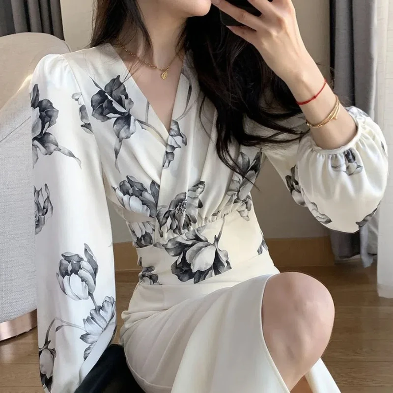 Temperament V Neck Printing Slim Shirt Tops Long Sleeve Pleated Elegant Short Blouse Fashion Vintage Women Clothing Spring New