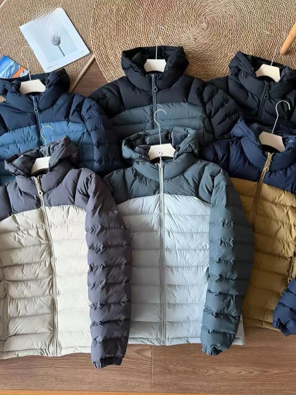 

Утепленная мужская куртка-пуховик с капюшоном, в стиле пэчворк, с цветовыми блоками, ветрозащитная, на молнии, с длинными рукавами, приталенного кроя.