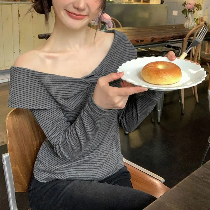 

Women's Clothing Striped Asymmetrical Pullovers Casual Long Sleeve Autumn Stylish Folds Skew Collar Korean Basic Slim T-shirts