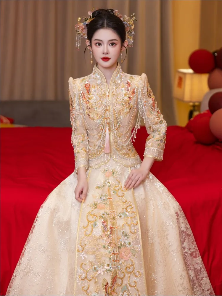 

The champagne-colored bride's luxurious new wedding dress dragon and phoenix gown is a traditional Chinese